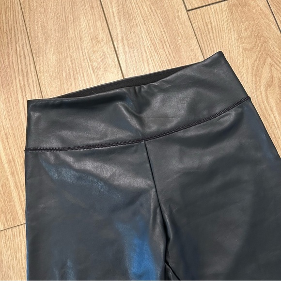 Hollister Ultra High Rise 28” Faux Vegan Leather Leggings Black Stretch Medium - Picture 6 of 12